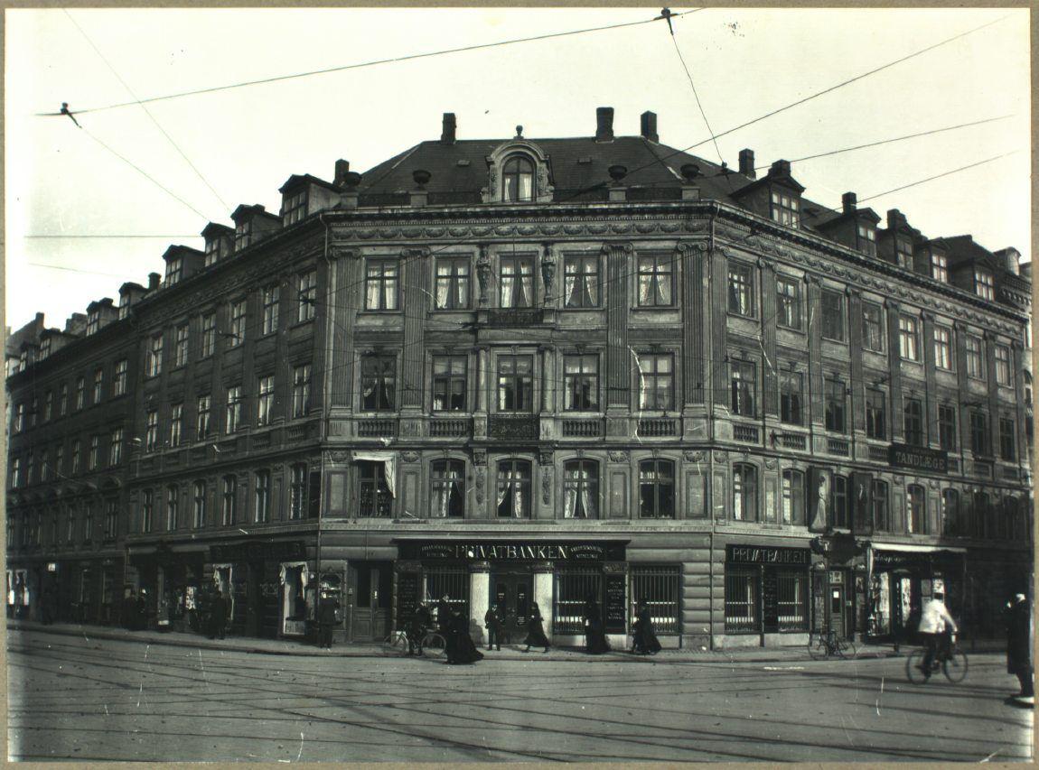 Ejendom på hjørnet af Gammel Kongevej 178 (til højre) og Falkoner Allé 2-4 (til venstre)
