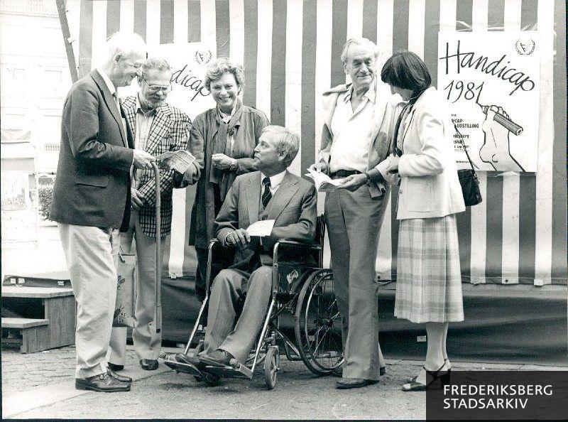 Handicap 1981 hedder en udstilling med 30 forskellige handicaporganisationer i Frederiksberg Rådhushal. På billedet ses bl.a. skuespiller og kommunalbestyrelsesmedlem Helle Virkner (A), byretsdommer Holger Kallehauge, der er formand for PTU, skuespiller Bent Rhode og Holger Kallehauges kone, Else Kallehauge.