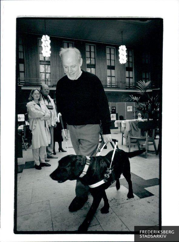 Kurt Nielsen viser sin førerhund Casper frem på den internationale Hvide Stoks Dag den 15. oktober. Dagen blev markeret i Frederiksberg Rådhushal