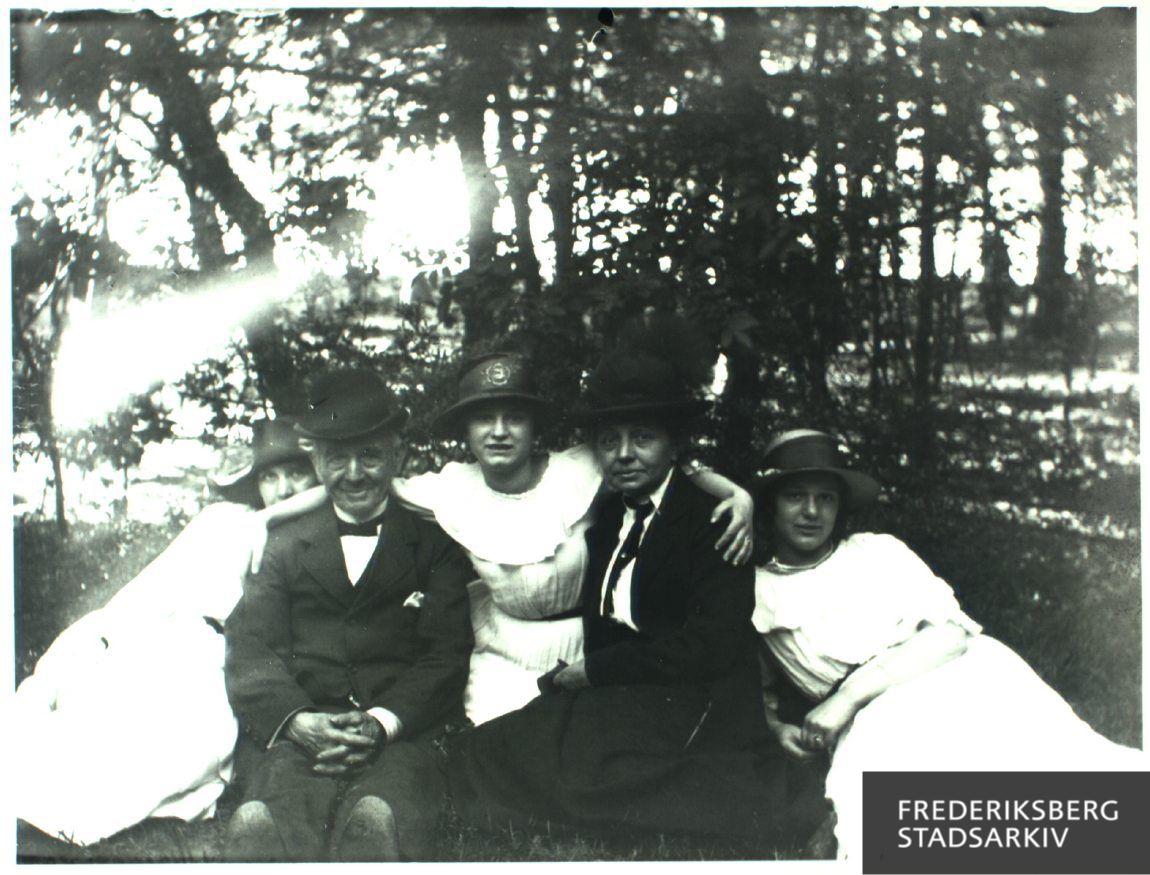 Familien Olsen på udflugt i Søndermarken sammen med bedstefar Anders Eriksen