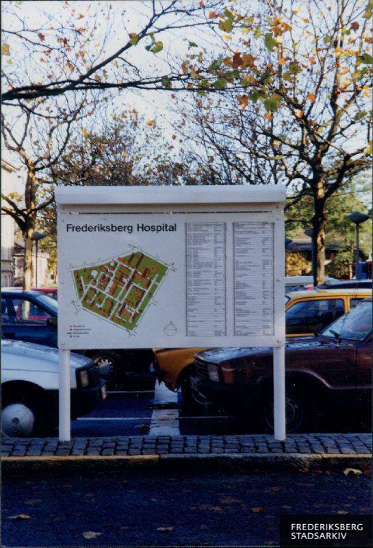 Oversigt over Frederiksberg Hospital, med samtlige afdelinger og farveskitse og forklaring, på skiltet er der ogå visning af hvor verdenshjørnerne befinder sig