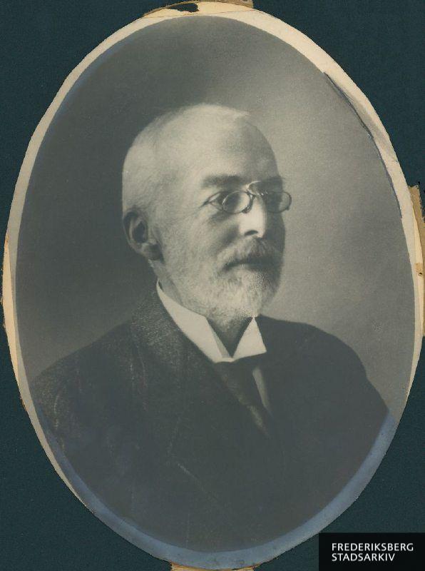 Portrætfoto af Richard Blom (1857-1924) overlæge ved Frederiksberg Hospital 1-12-1903 til 1-6-1924 på afdeling F Gynækologisk-Obstetrisk afdeling fra 1903