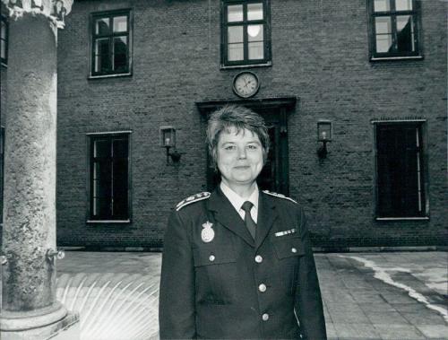 Politimester Annemette Møller udenfor politistationen på Howitzvej