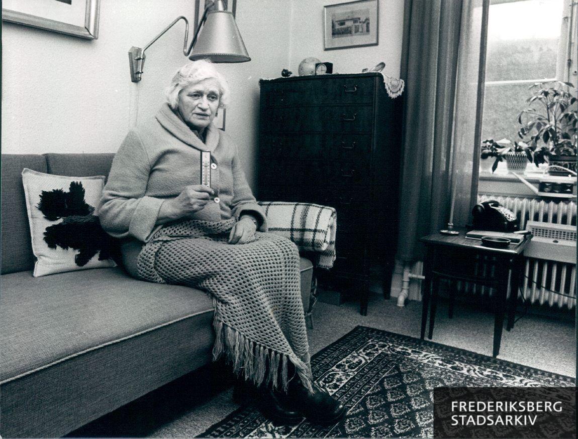 Emmy Sørensen i sin dagligstue