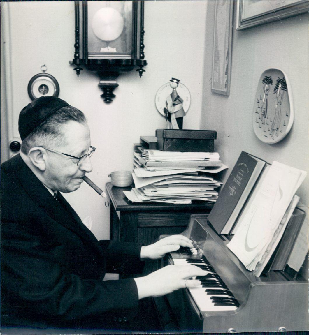 Overrabineren Marcus Melchior ved sit stueorgel