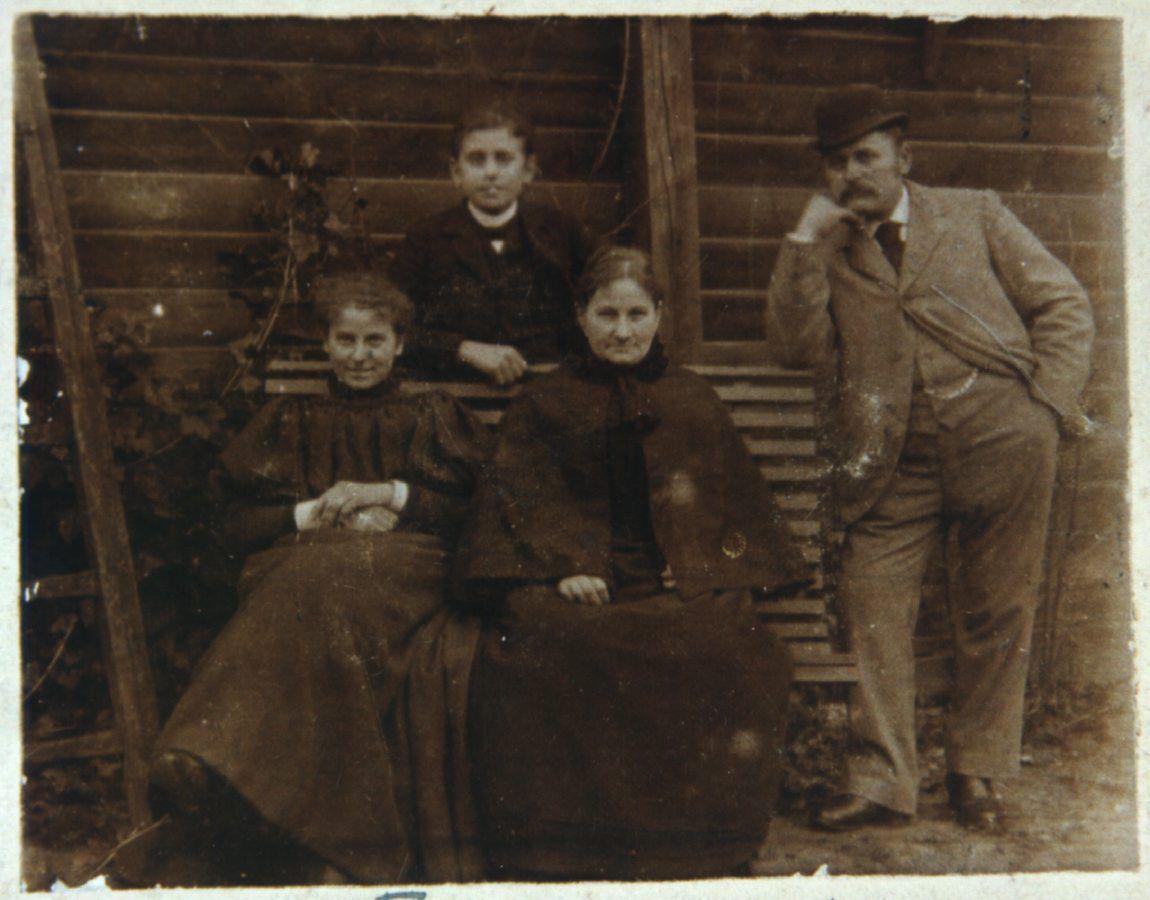 Familien Larsen i haven til Fasangården