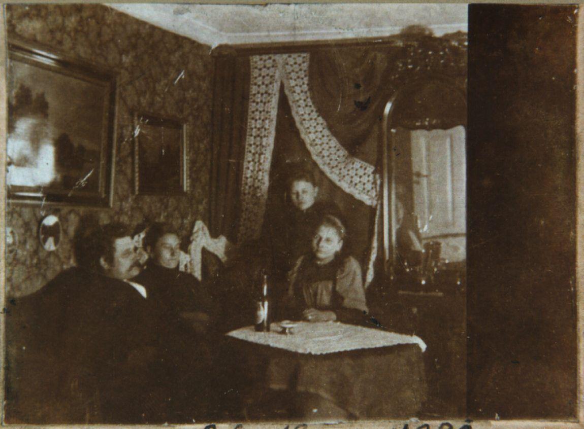 Familien Larsen i stuen på Fasangården