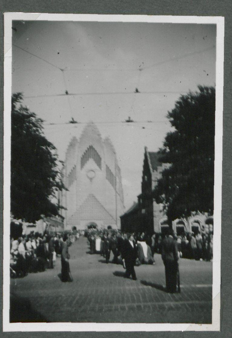 "Patriotbegravelse fra Grundtvigskirken - bl.a. Kroejer Marius Fiil"