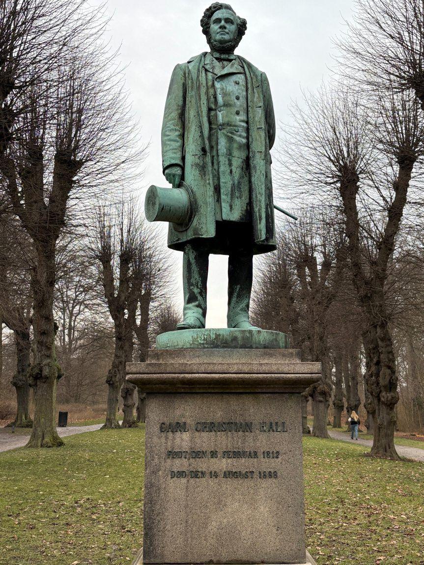 Statue af Carl Christian Hall