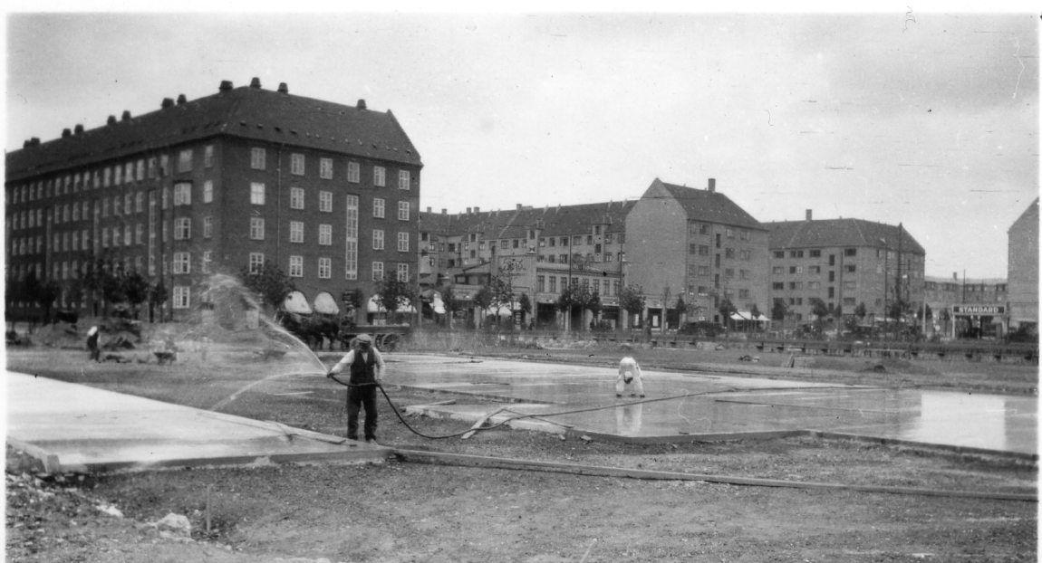 Støbning af rulleskøjtebane Reebergs Fælled (i dag Lindevangsparken)