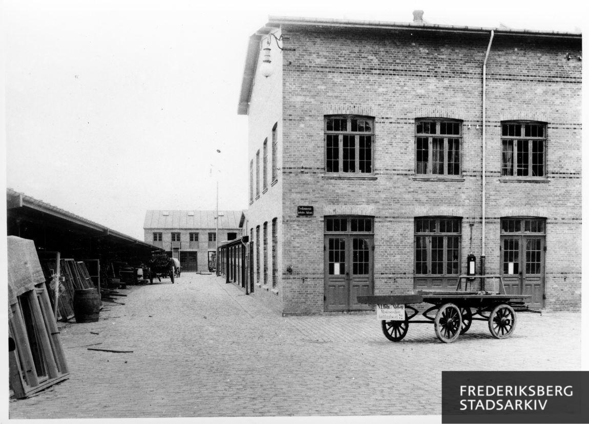 L.N. Holms og (J.C.) Nielsens Maskinsnedkeri. Fabriksbygninger