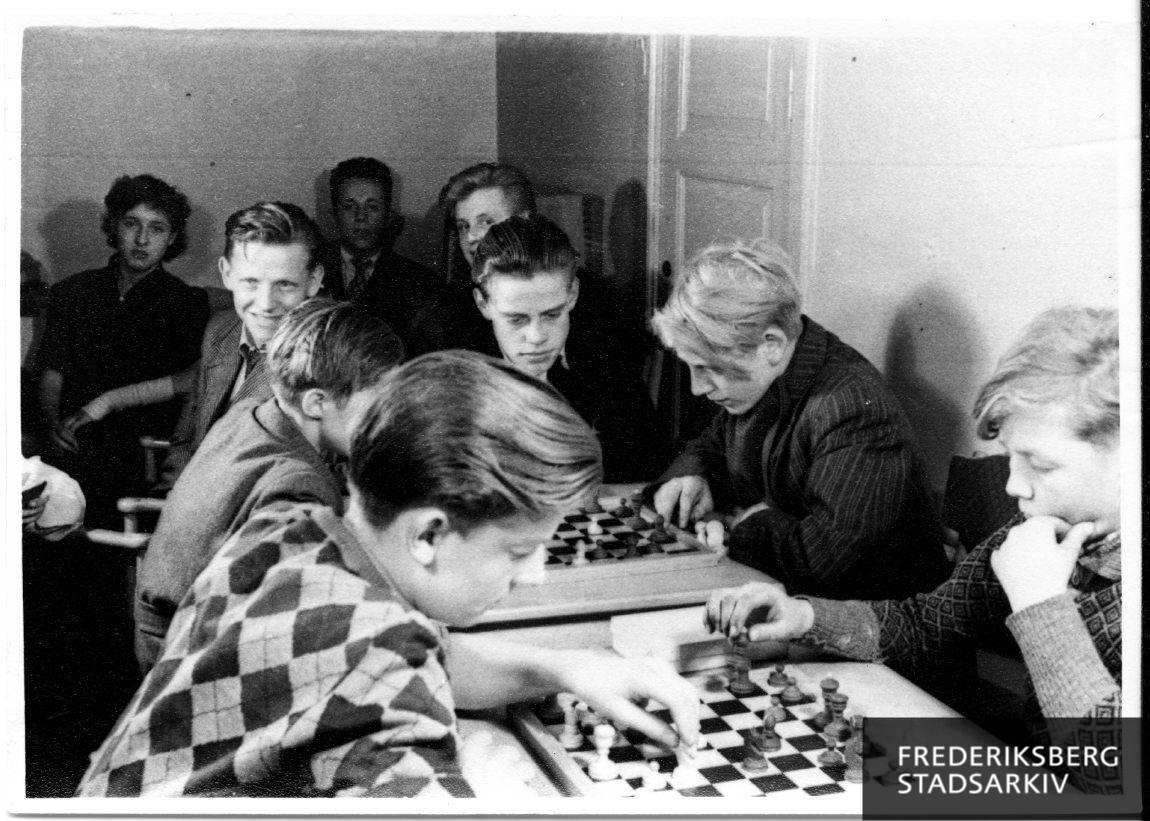 Frederiksberg Fritidsklub, der havde til huse i Skolen på Godthåbsvej. Her spilles der skak