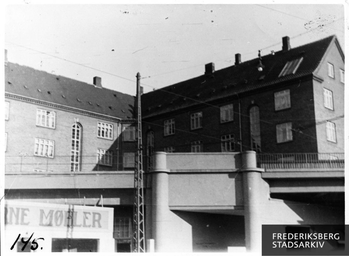 Et udsnit af Nordre Fasanvej 198 og 200 ses bag den løftede s-bane