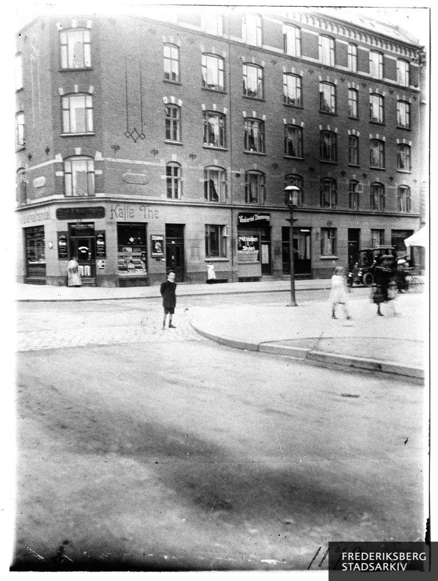 Hjørneejendommen Holger Danskes Vej 69-71 og Kronprinsesse Sofies Vej 7 (helt til venstre)
