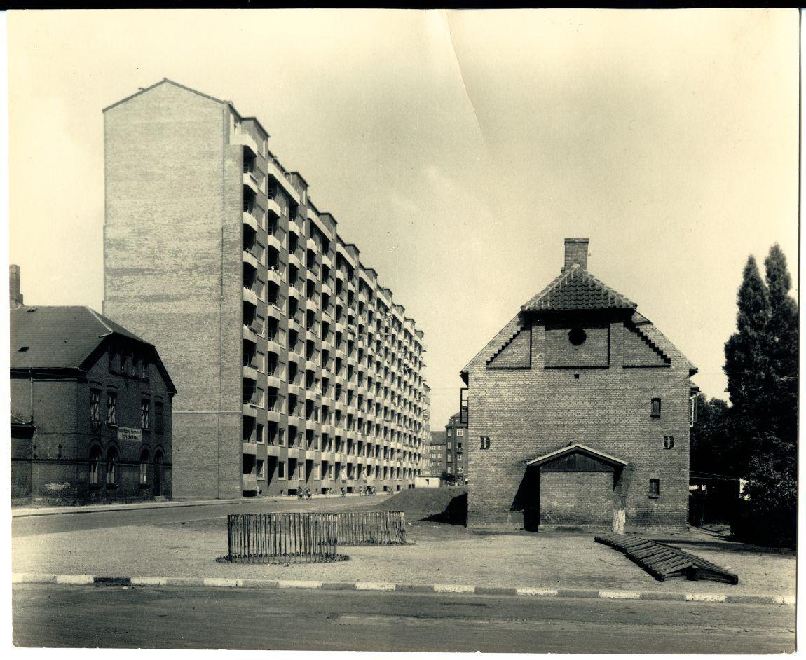 Det nyopførte højhus ved Aksel Møllers Have. Til højre ses et af de sidste af De Classenske Boliger