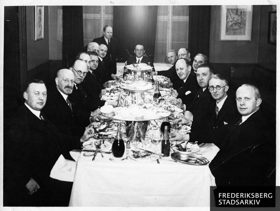 Repræsentanter fra kommunalforeningerne i Frederiksberg, Gentofte og Københavns Kommuner samlet til frokost