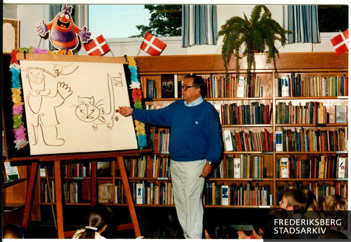 Jørgen Clevin underholder børnene