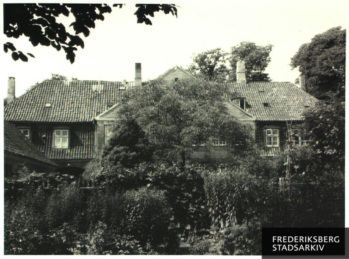 Ludvigsminde. Hovedbygningen set fra baghaven