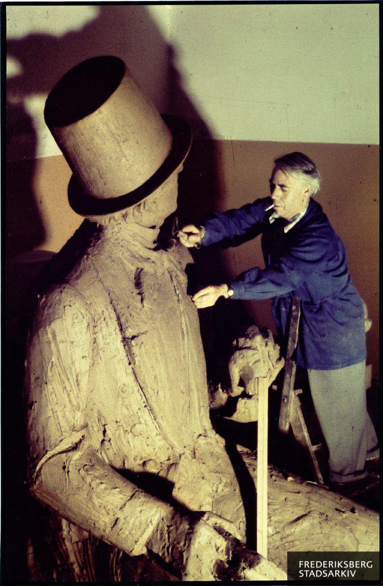 Luckow-Nielsen arbejder med lermodellen til hans H.C. Andersen-skulptur