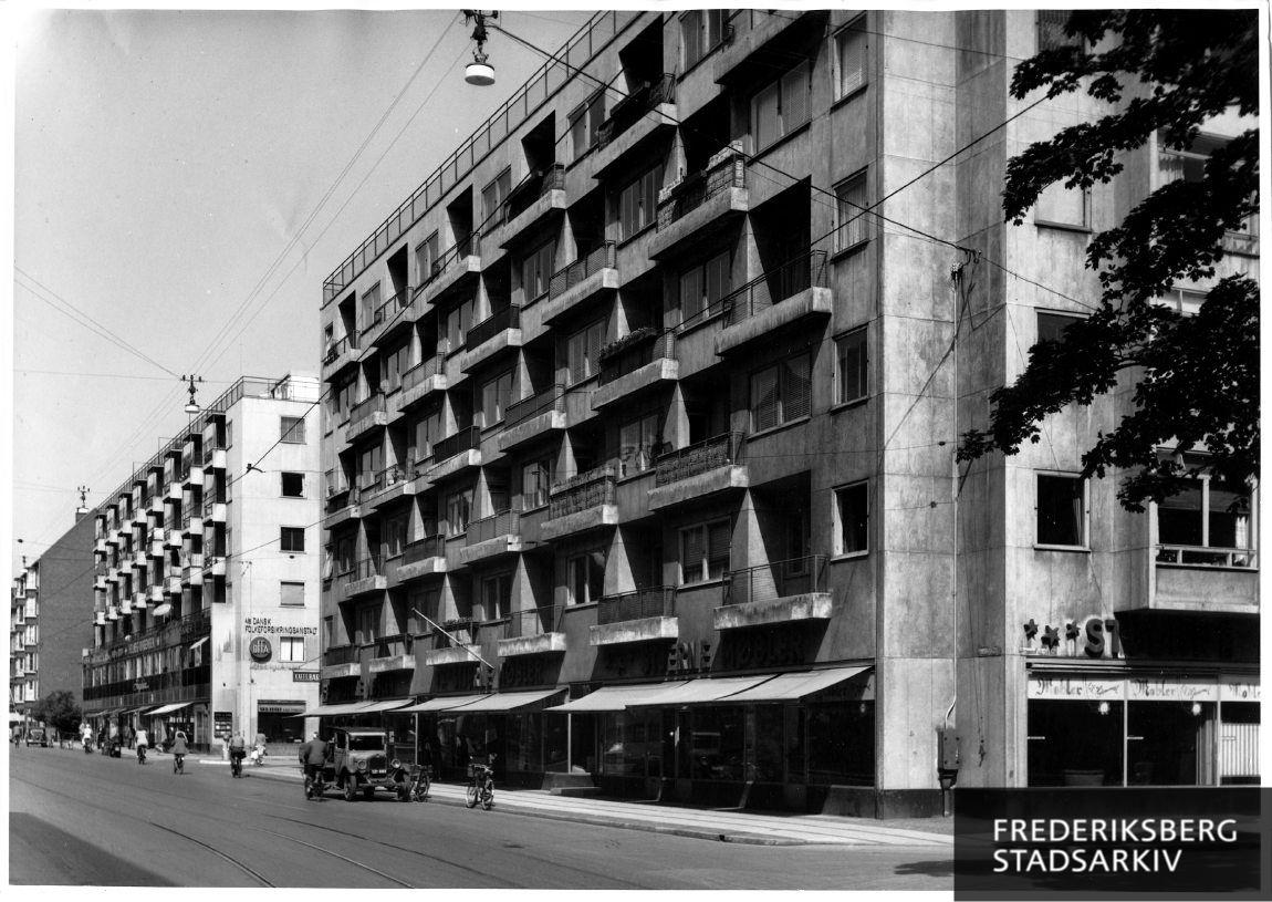 Frederiksberggården (70-72) og længere nede Gammel Kongevejsgården (74-76)
