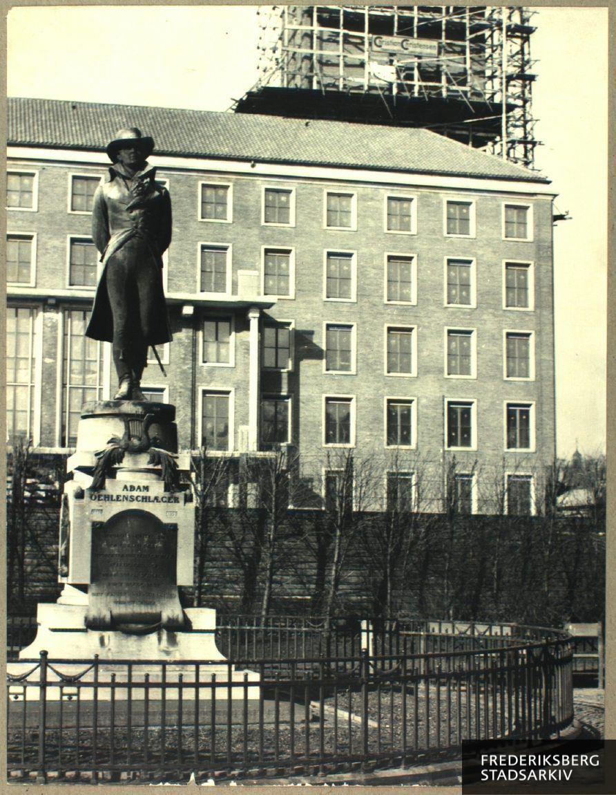Statuen af digteren Adam Oehlenschläger (1779-1850). I baggrunden Frederiksberg Rådhus, der er under opførelse