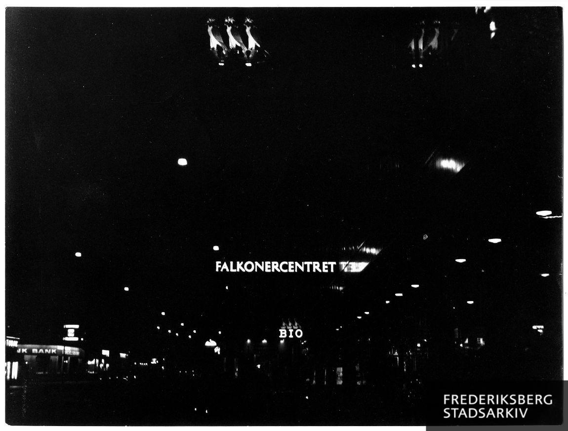 De nye neonskilte på Falkonercentret set om aftenen