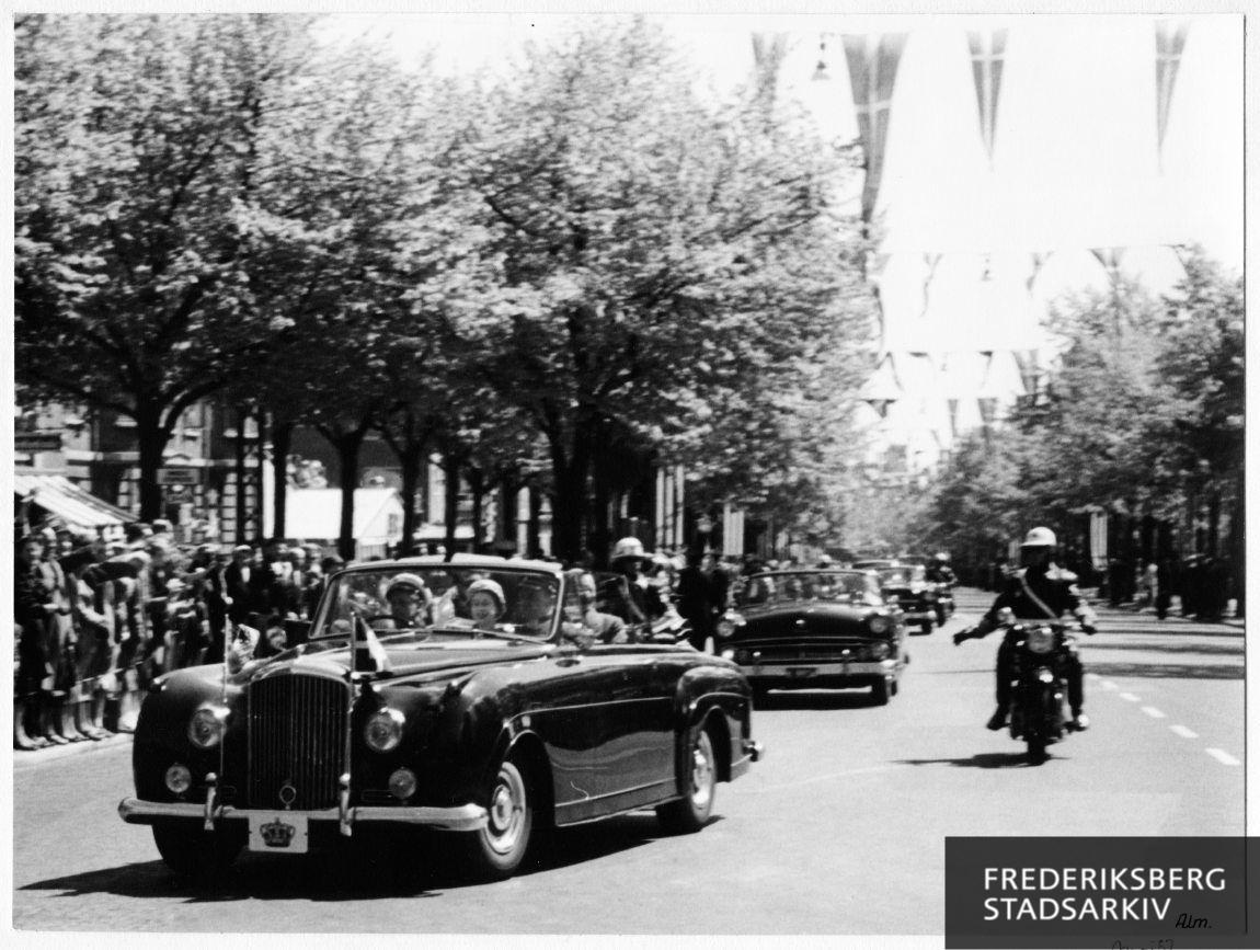 Den britiske dronning Elizabeth og prins Philip på officielt besøg i Danmark. Her passerer bilkortegen Frederiksberg Allé