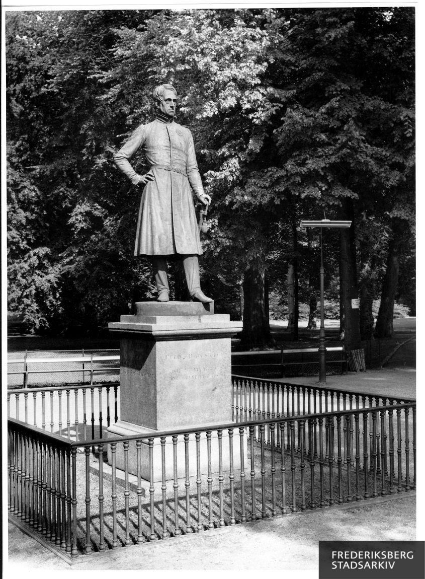 Frederik VI's statue ved indgangen til Frederiksberg Have