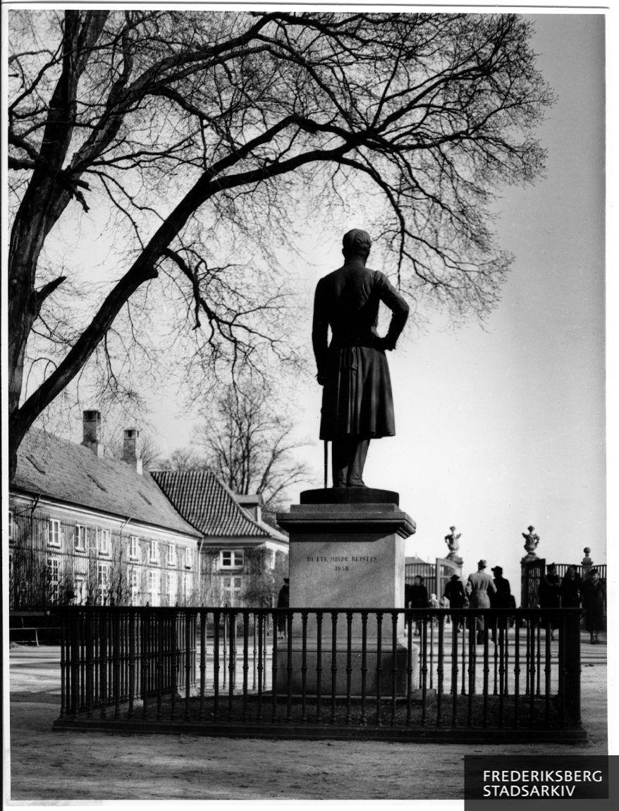 Frederik Vis Statue Ved Indgangen Til Frederiksberg Have Kbhbilleder Dk