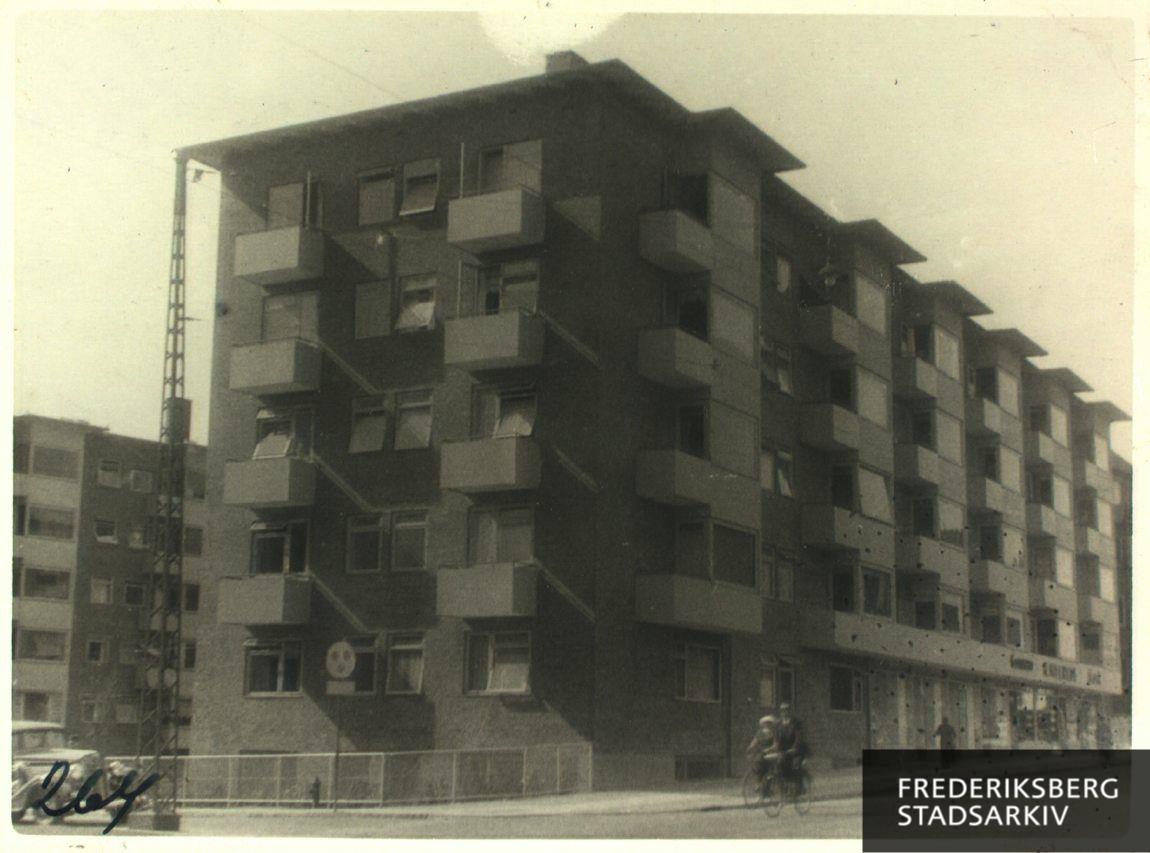 Etage- og hjørneejendommen Aurikelvej 2 (midtfor) og Søndre Fasanvej 70 (mod højre)