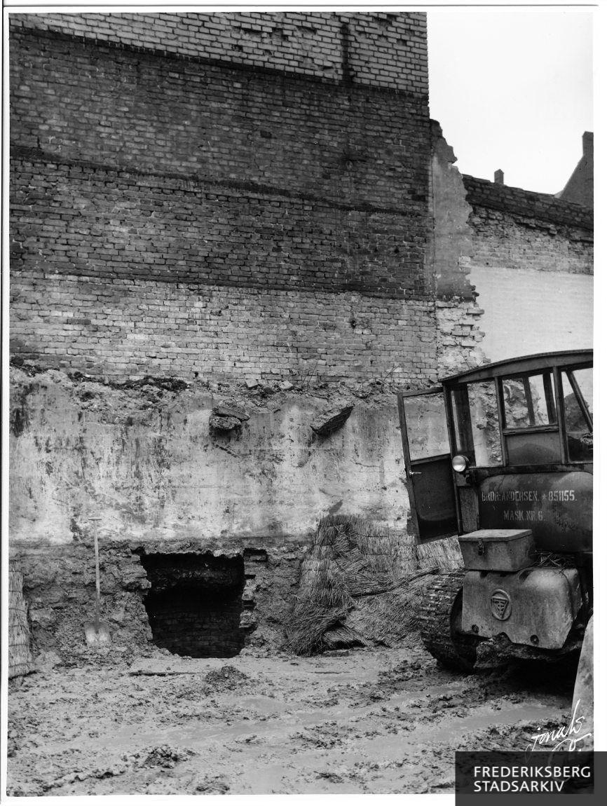 Ved nedrivningen af Villa Tårnborg (opført 1846) opdagedes en ca. 5 meter dyb brønd i skellet til naboen (nr. 6)