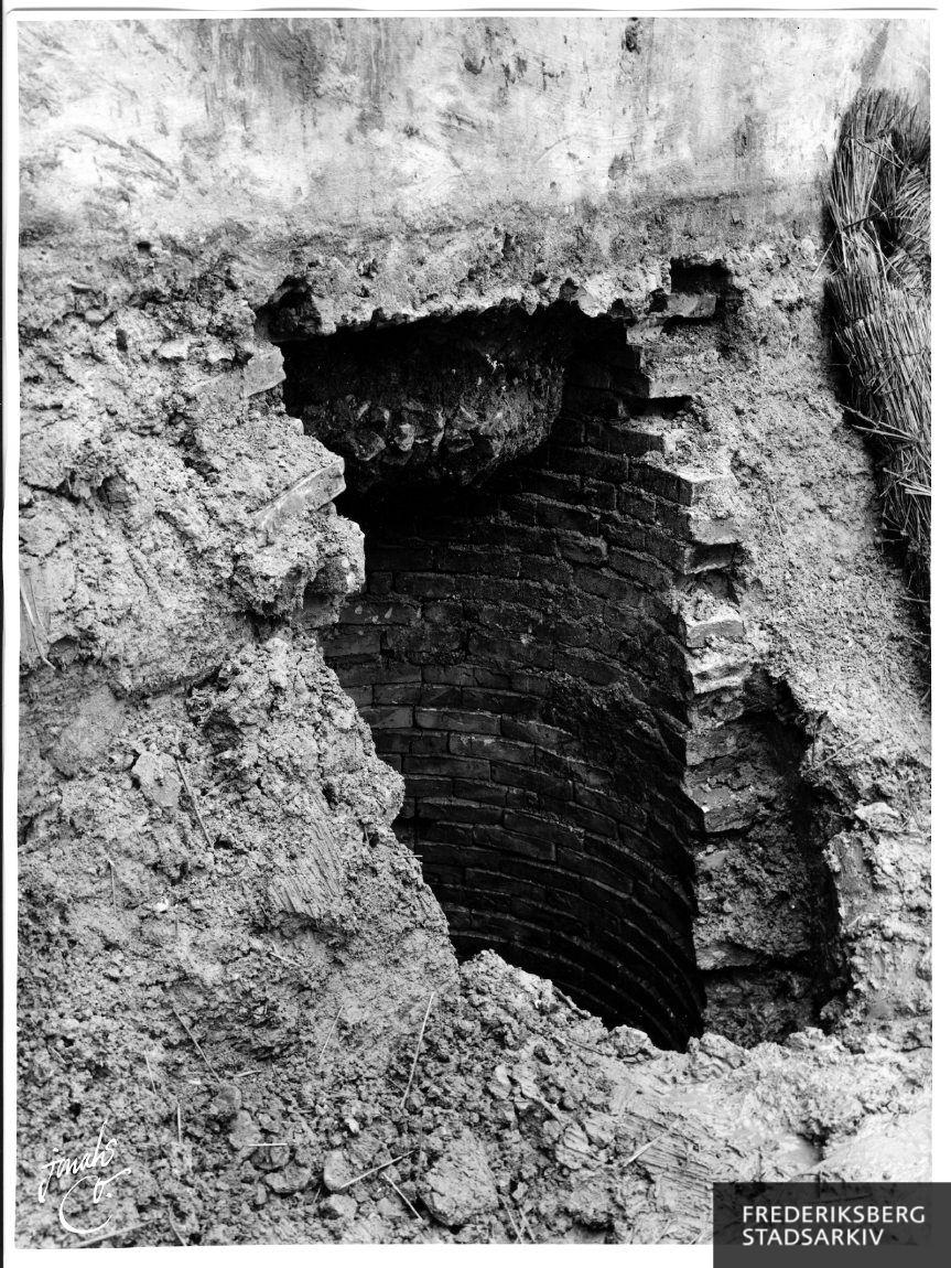 Ved nedrivningen af Villa Tårnborg (opført 1846) opdagedes en ca. 5 meter dyb brønd i skellet til naboen (nr. 6)