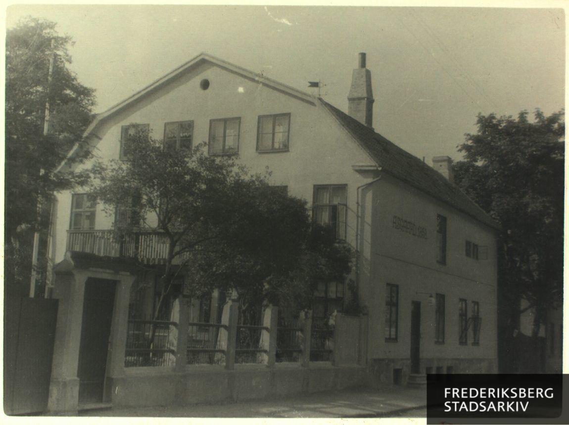 Ejendommen Asgård på Asgårdsvej 4. På huset læses "Asgaard 1858"