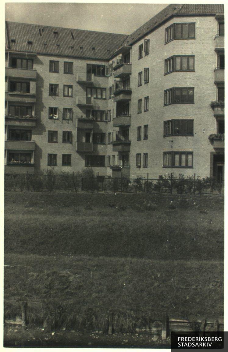 Borups Allé 103 og bagsiden af Ane Katrines Vej 28 og 26 set fra vandværkets kanaler og dæmninger ved Ladegårdsåen.