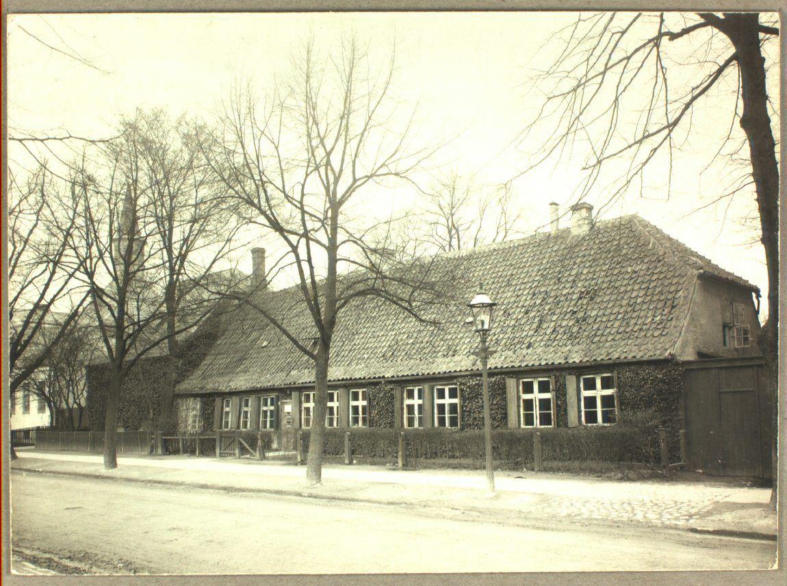 Den gamle klokkerbolig og skolen fra 1736