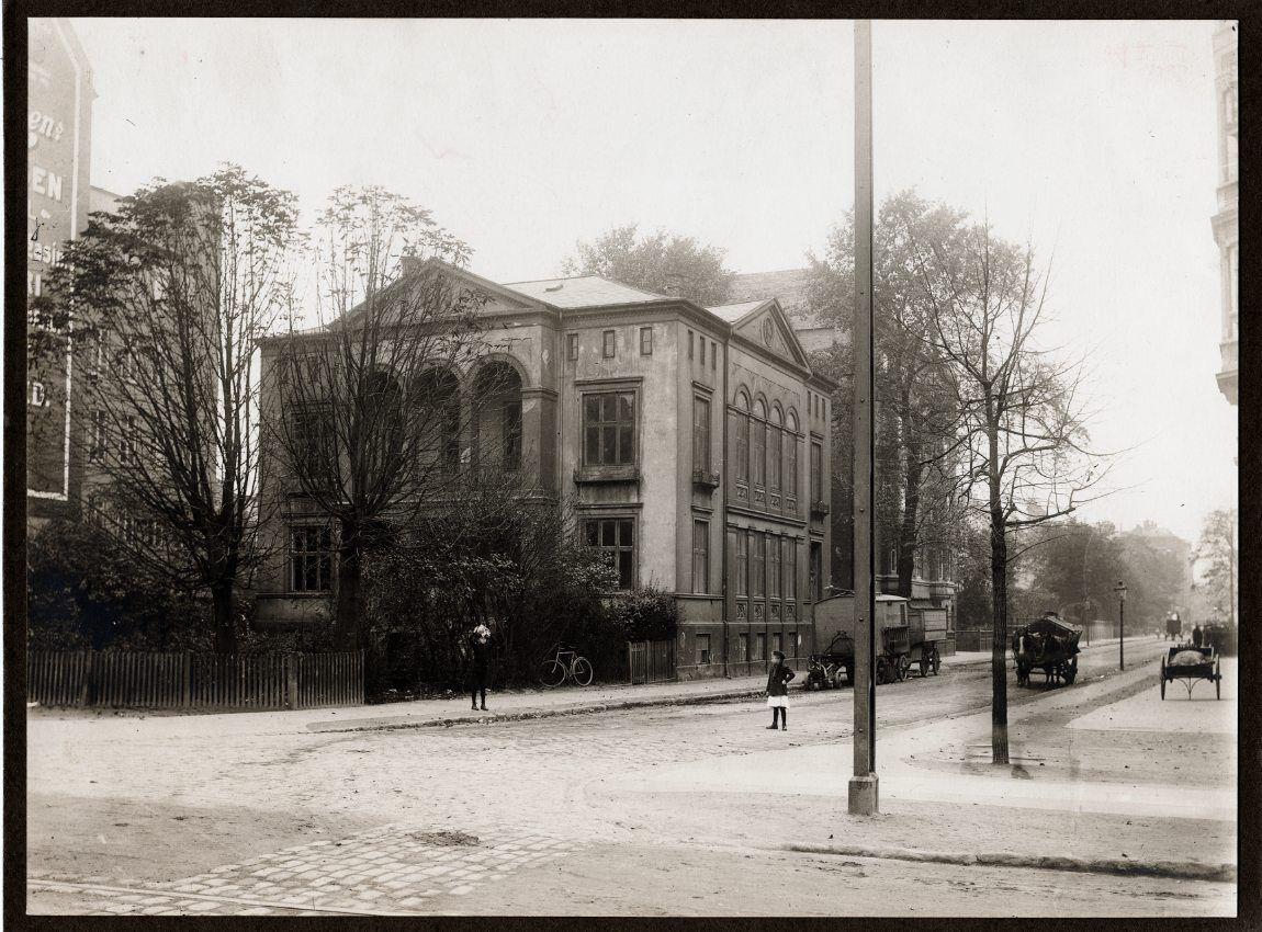 Frederiksberg Allé 64. Vejen til højre er Nyvej