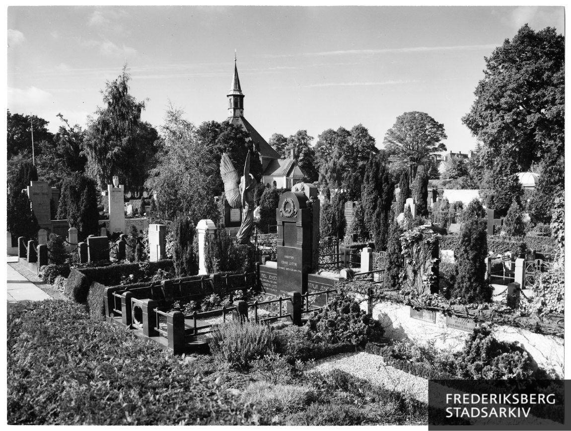 Frederiksberg Ældre Kirkegård, 4. afd., set mod nordvest (og kirken)
