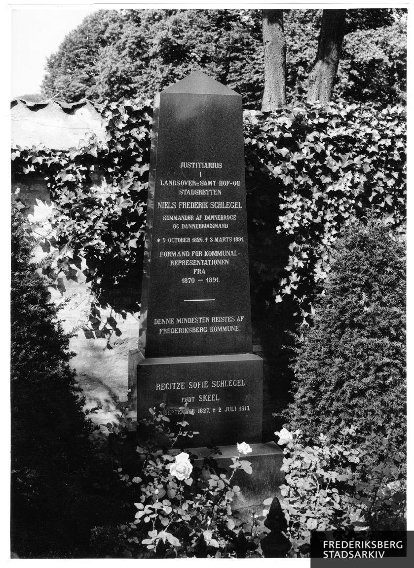 Frederiksberg Ældre Kirkegård, 2. afd., nr. 3: Overretsjustitiarius Niels Frederik Schlegel (1824-1891) og hustru Regitze Sofie Schlegel, født Skeel (1827-1917)