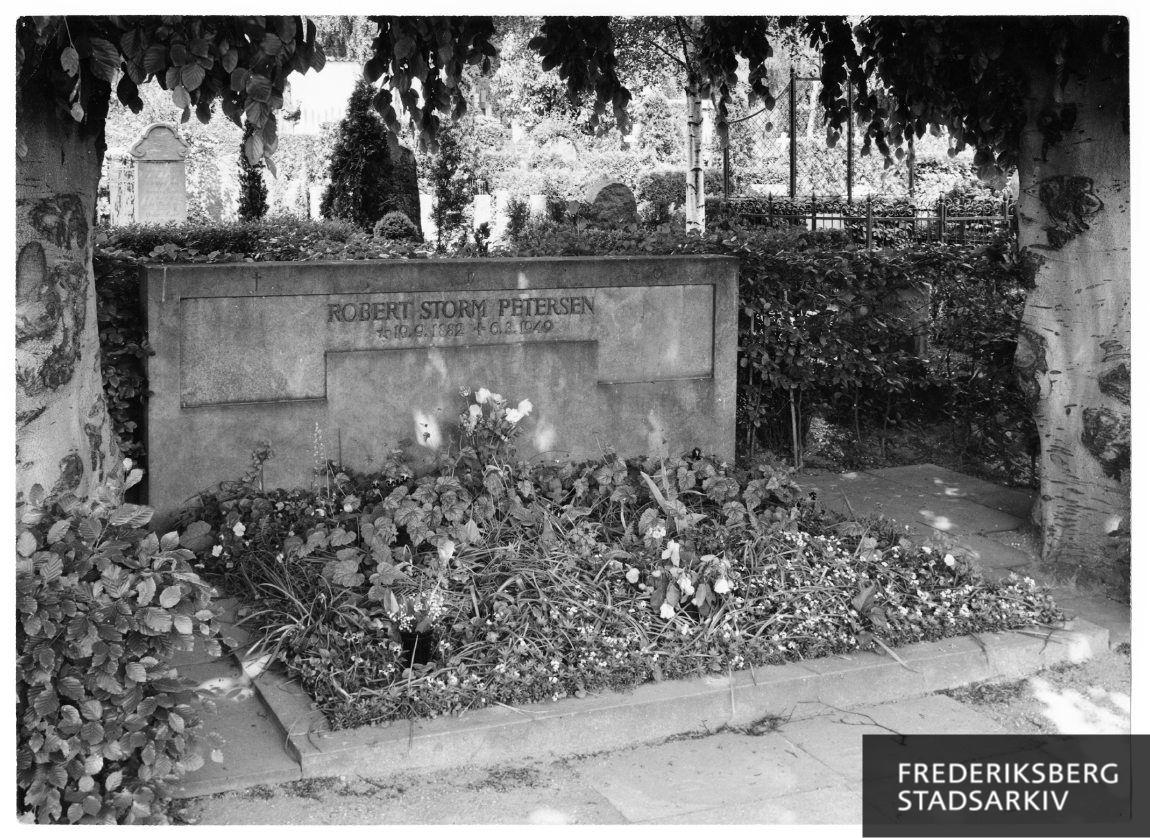Gravsted på Frederiksberg Ældre Kirkegård, 3. afd. II, nr. 274: Tegneren og humoristen Robert Storm Petersen (1882-1949)