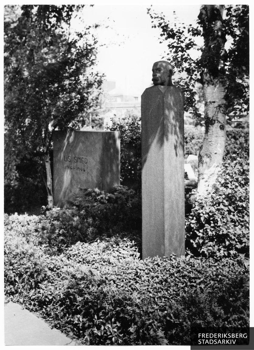 Gravsted på Frederiksberg Ældre Kirkegård, 3. afd. II, nr. 744: Forfatteren Sigbjørn Obstfelder (1866-1900). Til venstre ses grav nr. 742: Skuespillerinden Lis Smed (1914-1944)