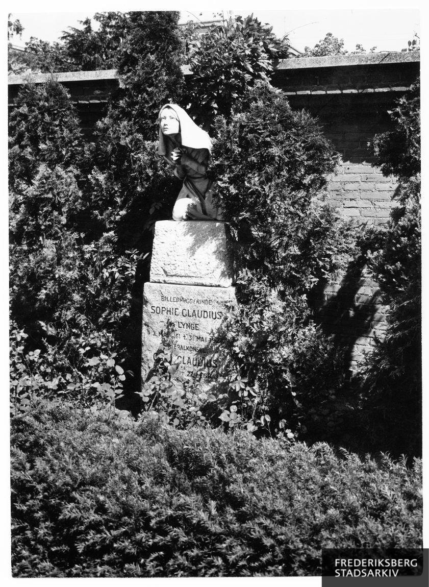 Gravsted på Frederiksberg Ældre Kirkegård, 6. afd., nr. 94-95: Generalkonsul Carl Claudius (1855-1931) og hustru billedhuggerinde Sophie Claudius, født Lynge (1861-1926)