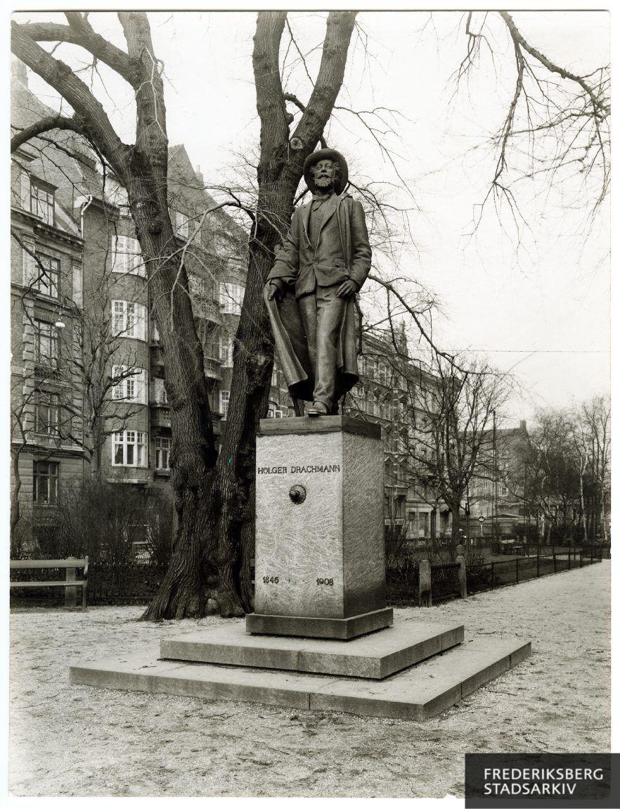 Statuen af digteren Holger Drachmann (1846-1909)