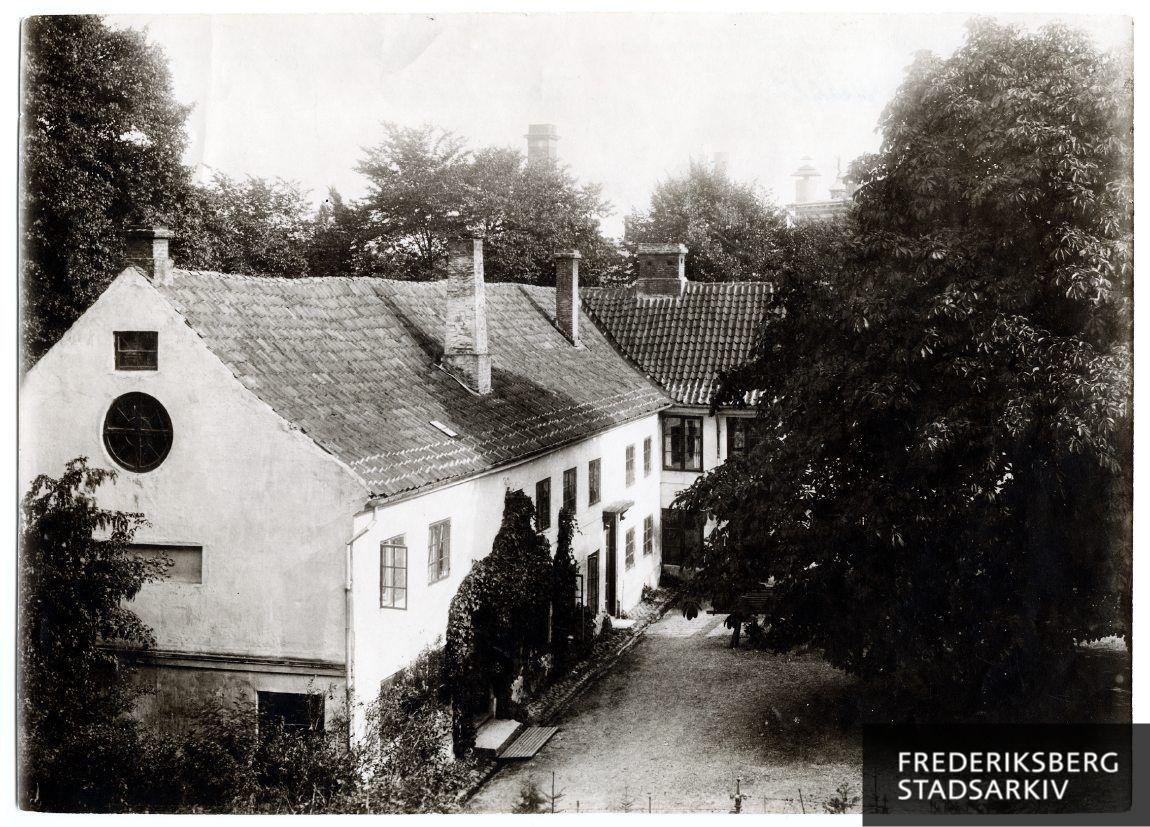 Bakkehusets østfløj, set fra alléen