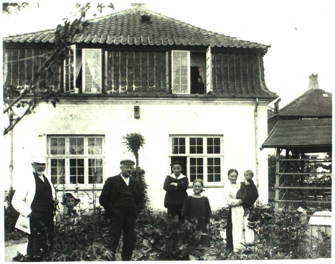 Familien F.E. Andersen i haven på Broderskabsvej i Den hvide By