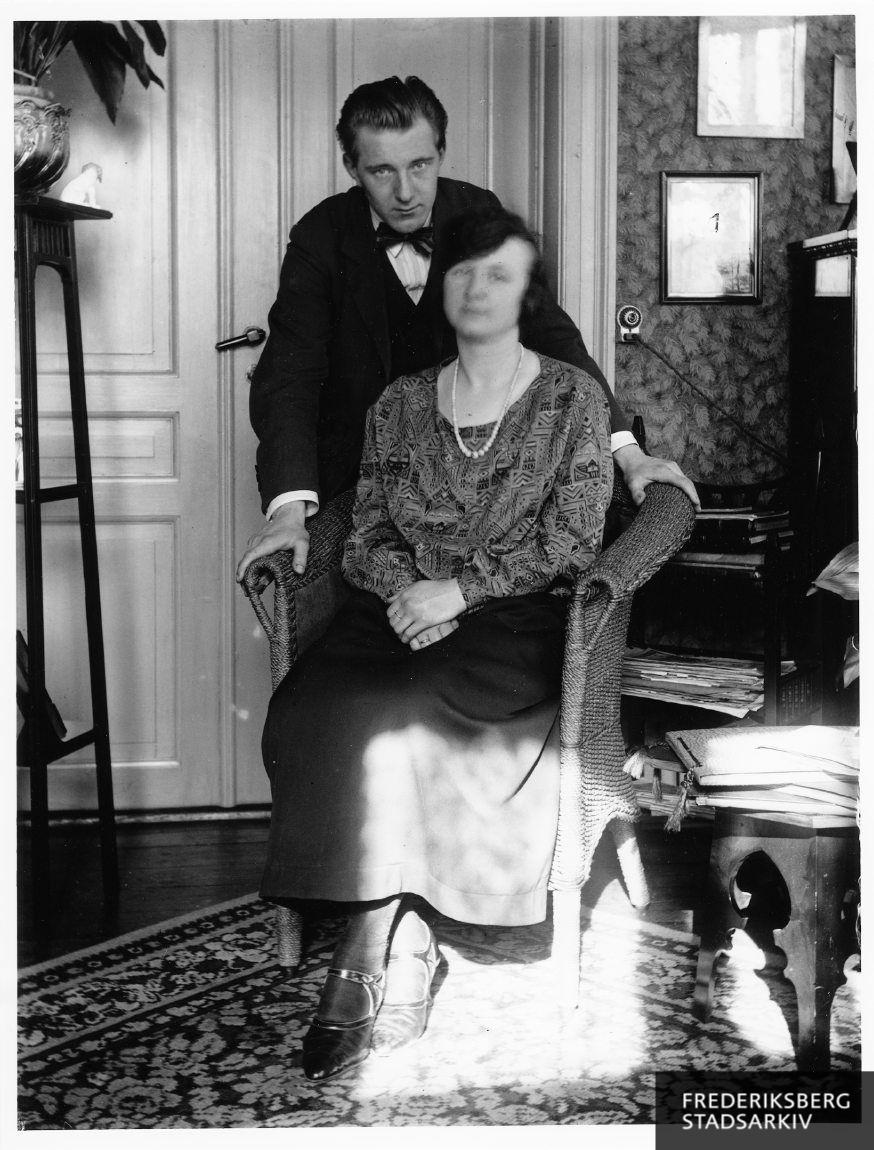 Aage og Karen Olsen, fotograferet i stuen
