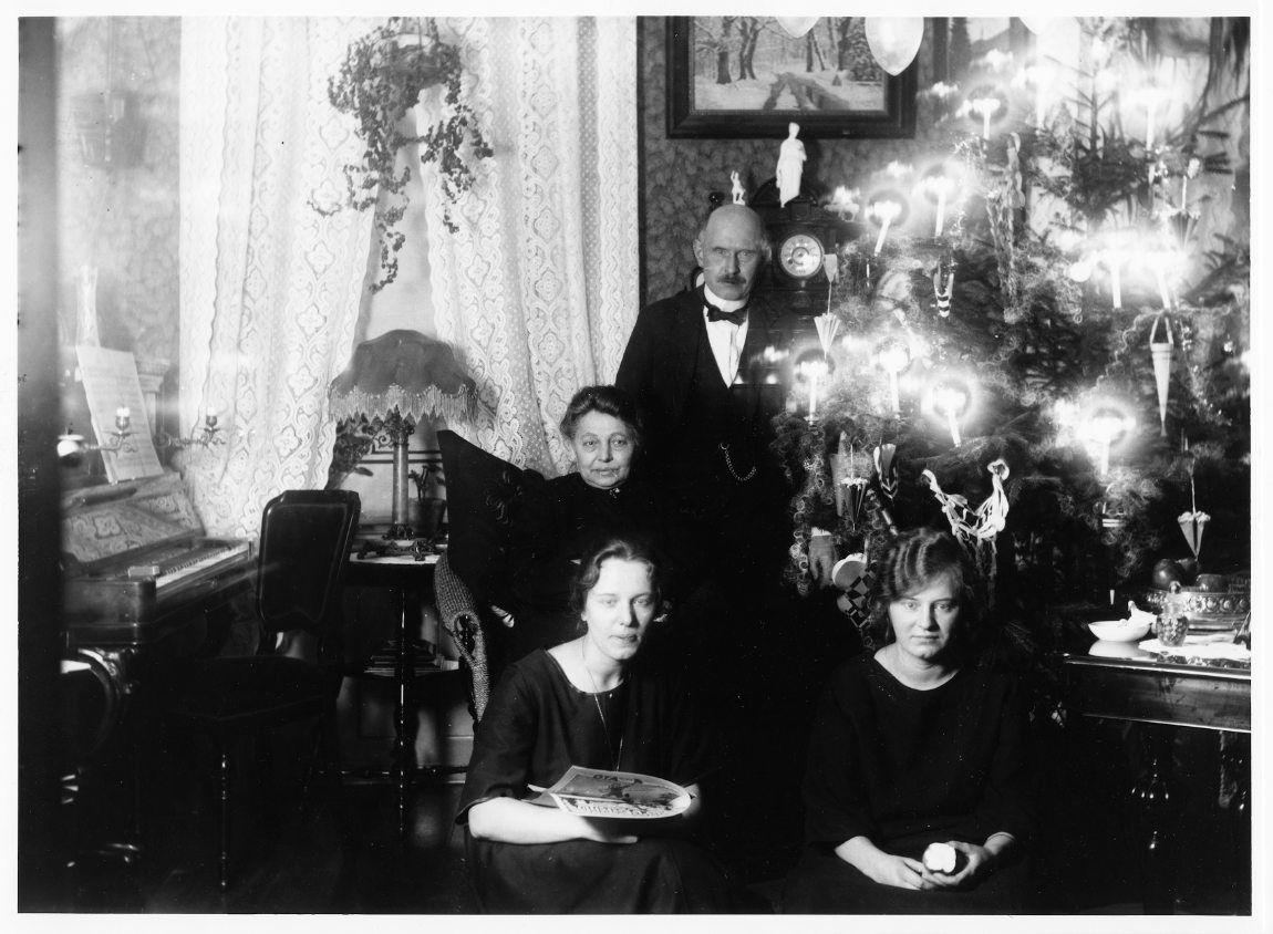 Snedkermester August Olsen og familie ved juletræet