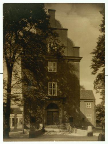 Politistationens hovedindgang, set fra Howitzvej