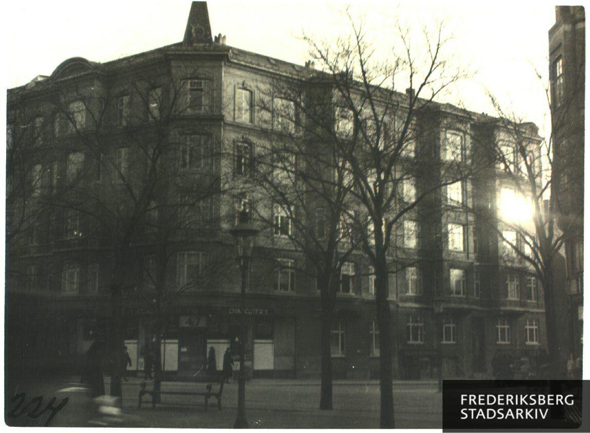 Hjørneejendommen Åboulevard 47 (til venstre) og Ingemannsvej 30 (til højre)
