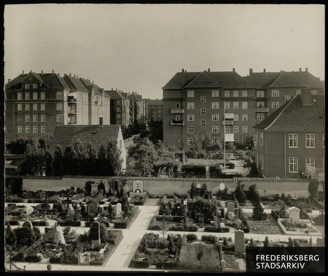 Jacobys Allé og Schlegels Allé, set fra Frederiksberg ældre kirkegård