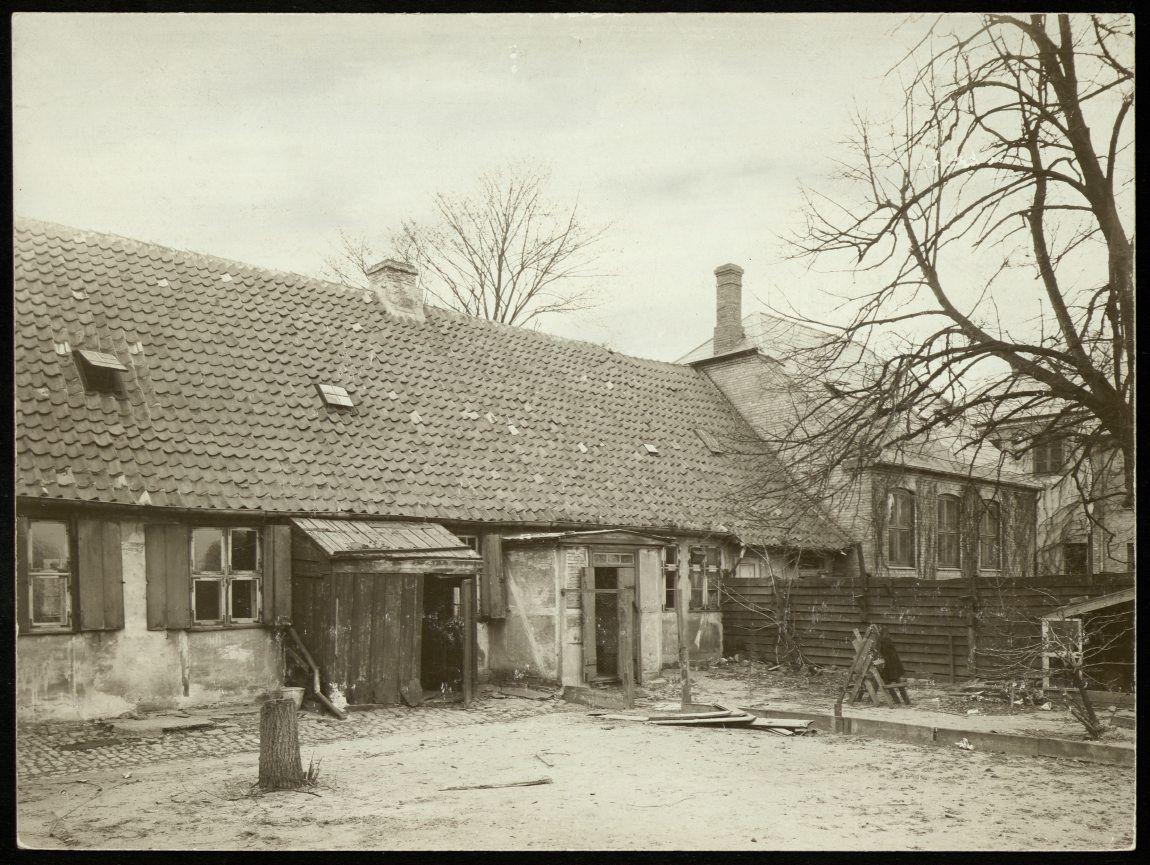 Gårdsiden af den gamle klokkerbolig i Pile Allé